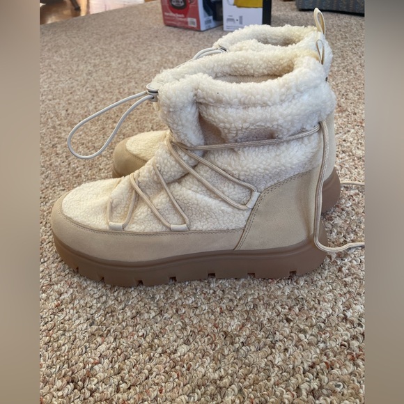 Hunter Beige Shearling Winter Boots - Picture 8 of 11